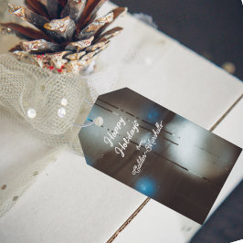 クリスマスバウブルと暗いミステッドの蒸し暑い窓 ギフトタグ