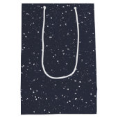 クリスマスバニーと白い松の木 ミディアムペーパーバッグ (裏面)