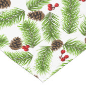 クリスマスパインの葉、松ぼっくり、赤い実が白背景に ショートテーブルランナー (コーナー)
