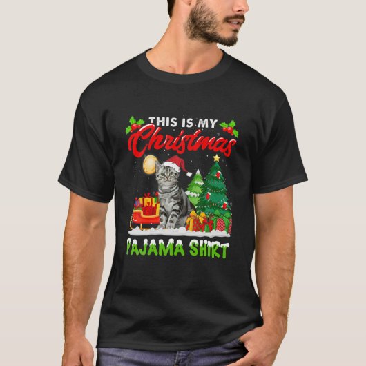 クリスマスパジャマのアメリカンショートヘアの猫 Tシャツ (正面)