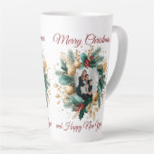 クリスマスパーソナライズされたリースのフォトカード カフェラテマグ (右アングル)