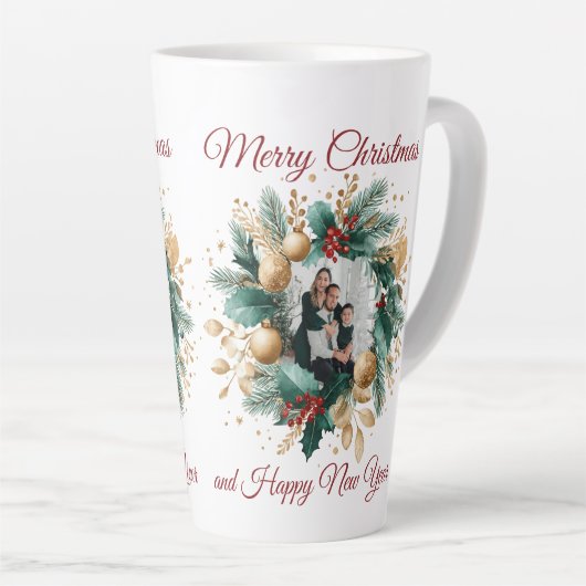 クリスマスパーソナライズされたリースのフォトカード カフェラテマグ (右アングル)