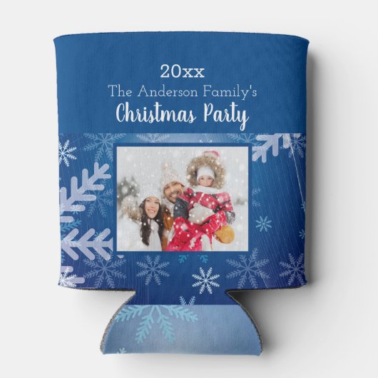クリスマスパーティーの青い雪片の冬の写真 缶クーラー (裏面)