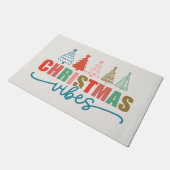 クリスマスビーブスカラフルホリデーツリーズデザイン ドアマット (アングル)