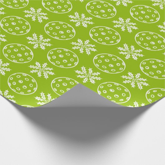 クリスマスピックボールとライムグリーンのホリー ラッピングペーパー (角)
