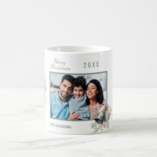 クリスマスファミリー写真ベルコーンパインリース コーヒーマグカップ (中央)