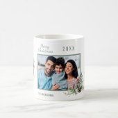 クリスマスファミリー写真ホワイトコーンパインリース コーヒーマグカップ (中央)