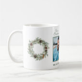 クリスマスファミリー写真ホワイトコーンパインリース コーヒーマグカップ (左)