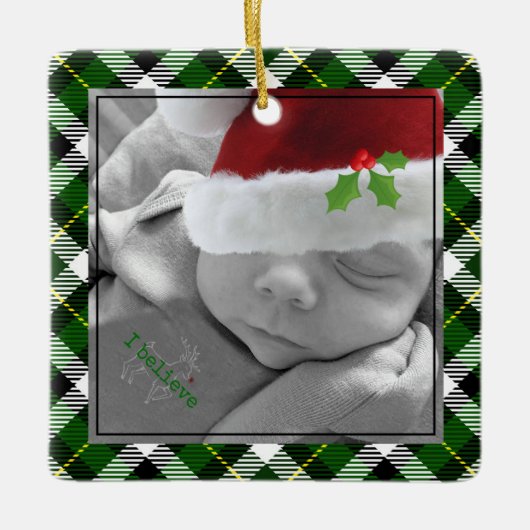 クリスマスフォト年名レッドトラックグリーンプレイド セラミックオーナメント (正面)