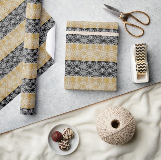 クリスマスブラックと金ゴールドスノーフレーク ラッピングペーパー (クラフト)