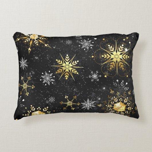 クリスマスブラックバックグラウンド上のゴールデンスノーフレーク アクセントクッション (正面)