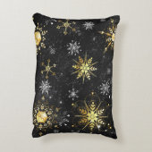 クリスマスブラックバックグラウンド上のゴールデンスノーフレーク アクセントクッション (裏面(縦))