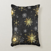 クリスマスブラックバックグラウンド上のゴールデンスノーフレーク アクセントクッション (正面(垂直))