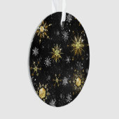 クリスマスブラックバックグラウンド上のゴールデンスノーフレーク オーナメント (正面)