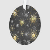 クリスマスブラックバックグラウンド上のゴールデンスノーフレーク オーナメント (正面)