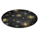 クリスマスブラックバックグラウンド上のゴールデンスノーフレーク カッティングボード (角)