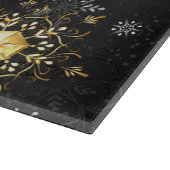 クリスマスブラックバックグラウンド上のゴールデンスノーフレーク カッティングボード (角)