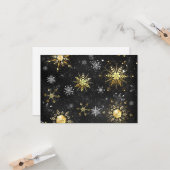 クリスマスブラックバックグラウンド上のゴールデンスノーフレーク カード (正面/裏面インサイチュ)