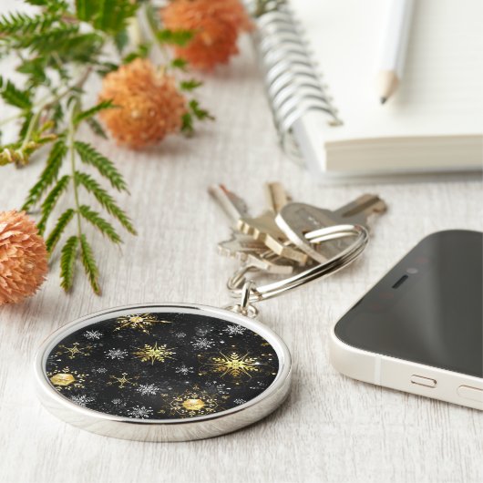 クリスマスブラックバックグラウンド上のゴールデンスノーフレーク キーホルダー (側面)