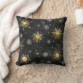 クリスマスブラックバックグラウンド上のゴールデンスノーフレーク クッション (ブランケット)