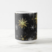 クリスマスブラックバックグラウンド上のゴールデンスノーフレーク コーヒーマグカップ (中央)
