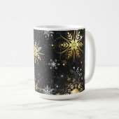 クリスマスブラックバックグラウンド上のゴールデンスノーフレーク コーヒーマグカップ (正面右)
