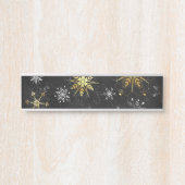 クリスマスブラックバックグラウンド上のゴールデンスノーフレーク サインプレート (正面)