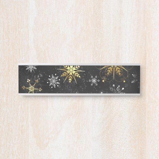 クリスマスブラックバックグラウンド上のゴールデンスノーフレーク サインプレート (正面)