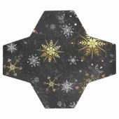 クリスマスブラックバックグラウンド上のゴールデンスノーフレーク サッカーボール (フラット)