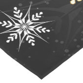 クリスマスブラックバックグラウンド上のゴールデンスノーフレーク ショートテーブルランナー (コーナー)