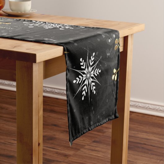 クリスマスブラックバックグラウンド上のゴールデンスノーフレーク ショートテーブルランナー (インサイチュ)