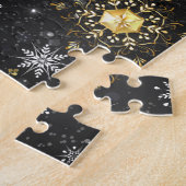 クリスマスブラックバックグラウンド上のゴールデンスノーフレーク ジグソーパズル (側面)