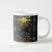 クリスマスブラックバックグラウンド上のゴールデンスノーフレーク ジャンボコーヒーマグカップ (右)