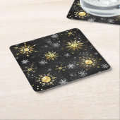 クリスマスブラックバックグラウンド上のゴールデンスノーフレーク スクエアペーパーコースター (アングル)