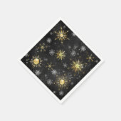 クリスマスブラックバックグラウンド上のゴールデンスノーフレーク スタンダードカクテルナプキン (角)