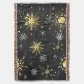 クリスマスブラックバックグラウンド上のゴールデンスノーフレーク スローブランケット (正面縦)