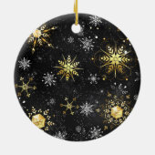 クリスマスブラックバックグラウンド上のゴールデンスノーフレーク セラミックオーナメント (裏面)
