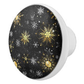 クリスマスブラックバックグラウンド上のゴールデンスノーフレーク セラミックノブ (右)