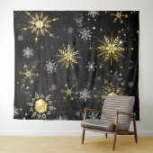 クリスマスブラックバックグラウンド上のゴールデンスノーフレーク タペストリー (インサイチュ(横))