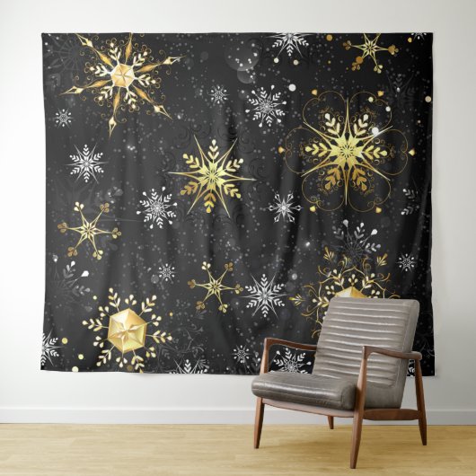 クリスマスブラックバックグラウンド上のゴールデンスノーフレーク タペストリー (インサイチュ(横))