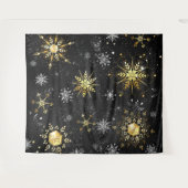 クリスマスブラックバックグラウンド上のゴールデンスノーフレーク タペストリー (正面(横))