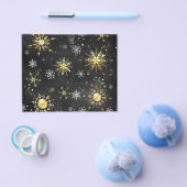 クリスマスブラックバックグラウンド上のゴールデンスノーフレーク チラシ (シングル)