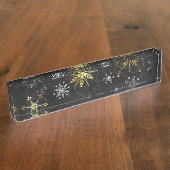 クリスマスブラックバックグラウンド上のゴールデンスノーフレーク デスクネームプレート (側面)