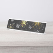 クリスマスブラックバックグラウンド上のゴールデンスノーフレーク デスクネームプレート (正面)