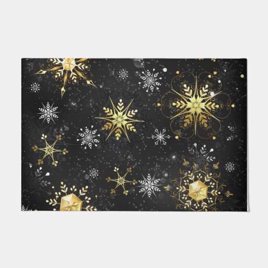 クリスマスブラックバックグラウンド上のゴールデンスノーフレーク ドアマット (正面)
