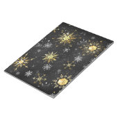クリスマスブラックバックグラウンド上のゴールデンスノーフレーク ノートパッド (アングル)