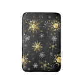 クリスマスブラックバックグラウンド上のゴールデンスノーフレーク バスマット (正面縦)