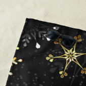 クリスマスブラックバックグラウンド上のゴールデンスノーフレーク ビーチタオル (インサイチュ)