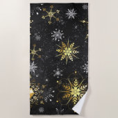 クリスマスブラックバックグラウンド上のゴールデンスノーフレーク ビーチタオル (正面)