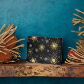 クリスマスブラックバックグラウンド上のゴールデンスノーフレーク フォトプラーク (側面)